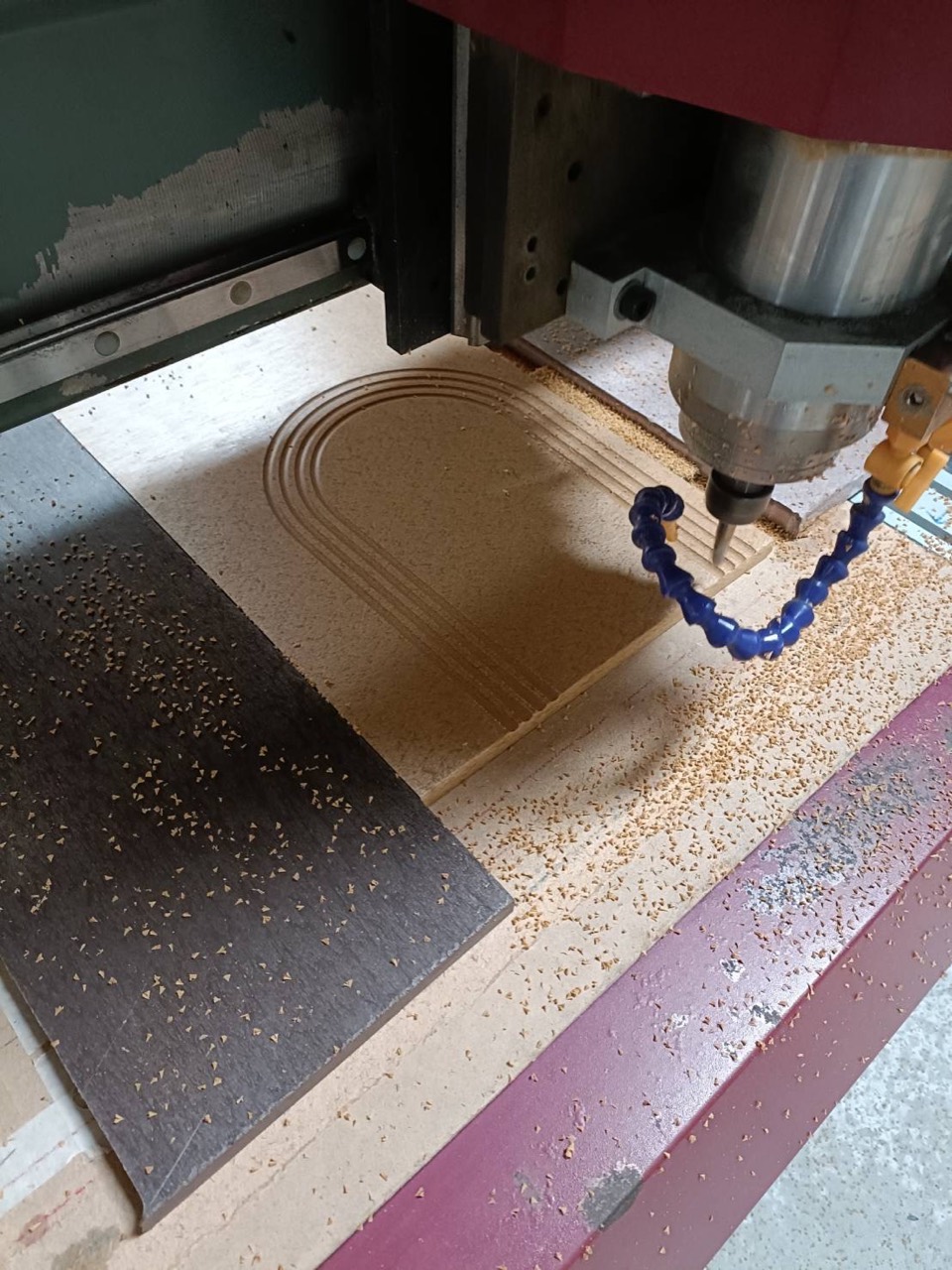 CNC 刀具加工捷綠木板材圓弧溝槽的實景特寫